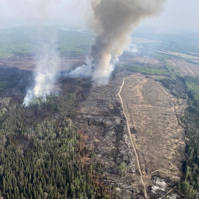 Hundreds of B.C. firefighters dig in for Fort St. John battle amid weather reprieve